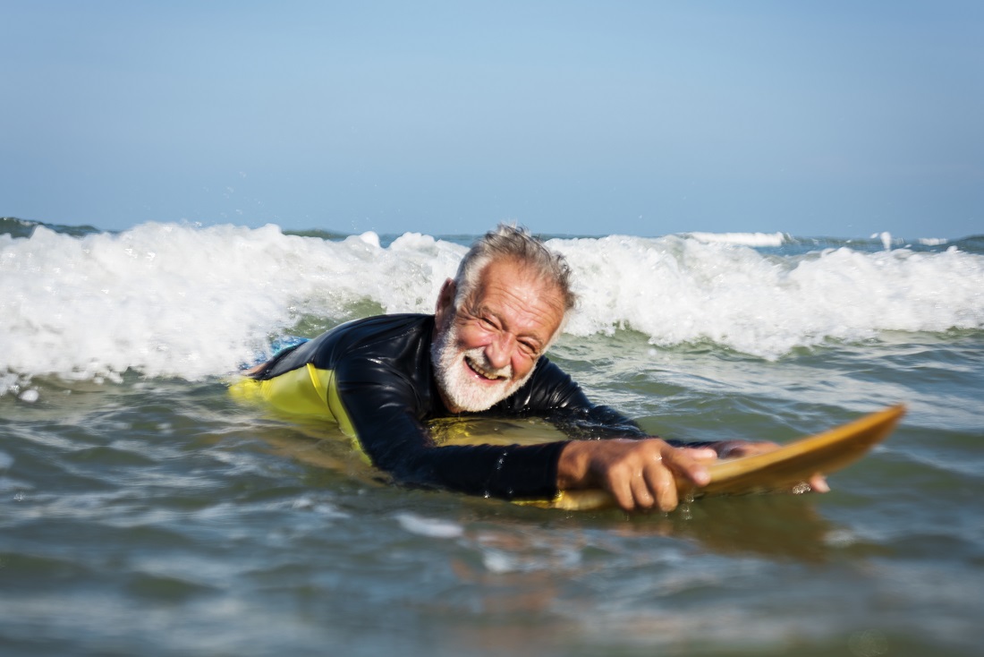 Surfista maduro pronto para pegar uma onda